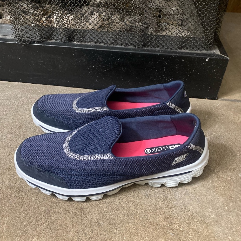Skechers Go Walk 2 Navy Slip-On Sneakers with White Soles NEW size 7 memory foam